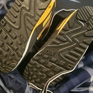 Nike Men's Black and Yellow Sneakers